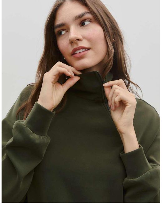 Felpa Morbida Al Tatto Con Zip Laterale di Stradivarius in Green