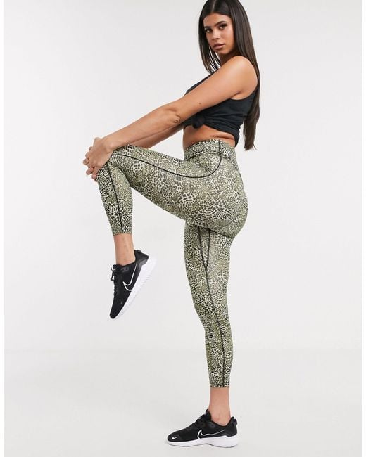 Oone tight - leggings corti leopardati di Nike in Multicolor