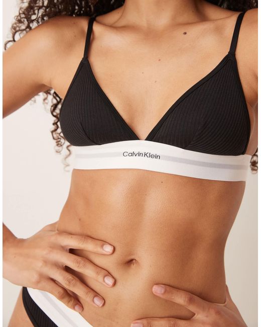 Calvin Klein Black – unwattierter triangel-bh aus geripptem modal