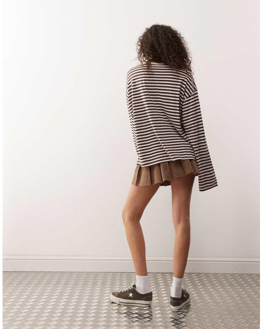 Camiseta A Rayas Marrón Chocolate Y Rosas Extragrande De Manga Larga Con Aberturas Laterales De -Rojo Monki de color Brown