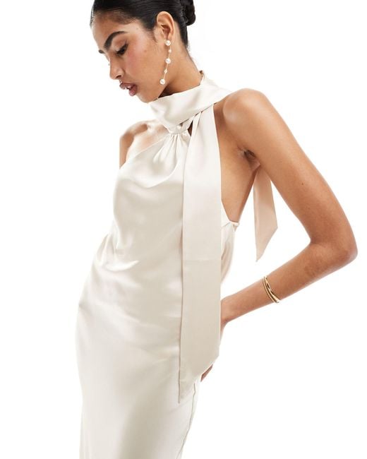 Hen - robe longue dos nu satinée avec foulard - ivoire Pretty Lavish en coloris White