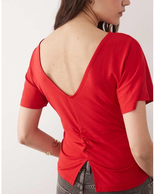 ASOS Getailleerd T-Shirt Met Uitlopende Mouwen En V-Detail Aan De Voorkant in het Red