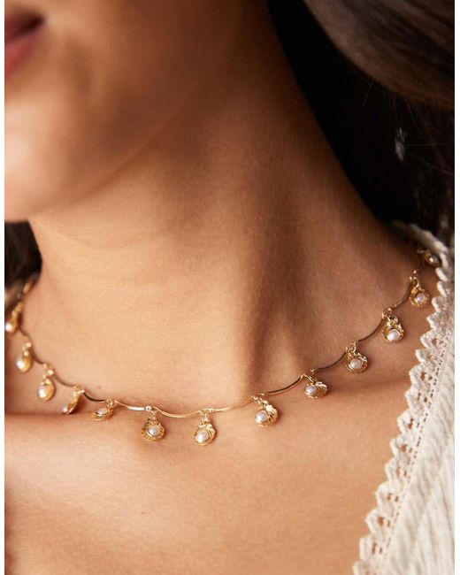 Collana Corta Dorata Con Perle Sintetiche E Dettagli A Forma Di Conchiglia di ASOS in Natural