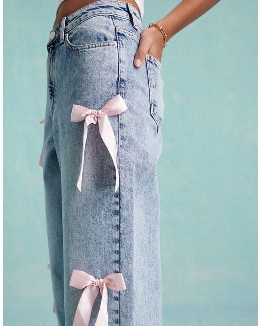 Miss Selfridge Green – lockere jeans mit acid-waschung und kontrastierenden schleifen aus satin