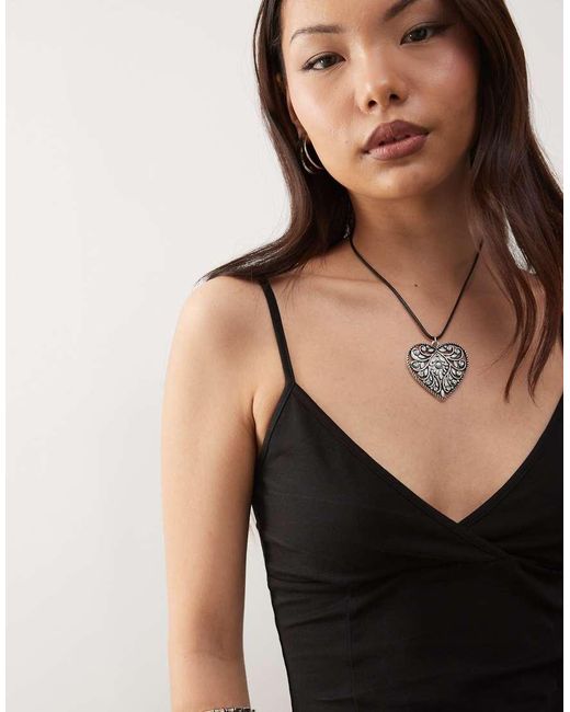 Top De Tirantes Con Cuello De Pico De Weekday de color Black