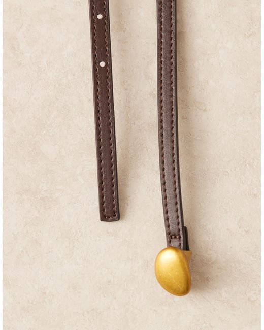 Ceinture taille et hanches avec boucle incurvée abstraite en métal - chocolat ASOS en coloris White