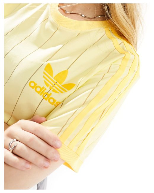 Camiseta amarillo pálido con detalle Adidas Originals de color Metallic
