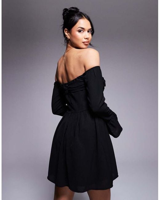 Vestido Corto De Manga Larga Con Escote Bardot Y Volante En El Bajo Exclusivo De In The Style de color Black