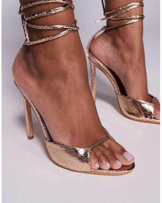 Sandalias Doradas De Tacón Con Diseño Anudado A La Pierna Kalisto De Public Desire de color Brown