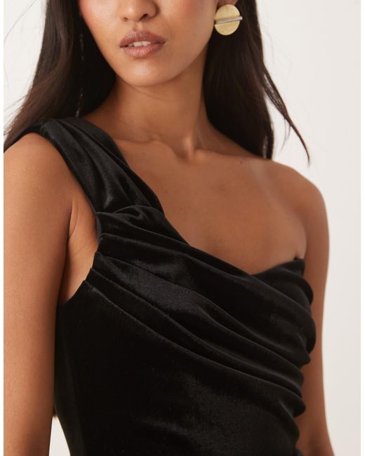 Robe longue asymétrique drapée en velours avec fente sur la cuisse Six Stories en coloris Natural