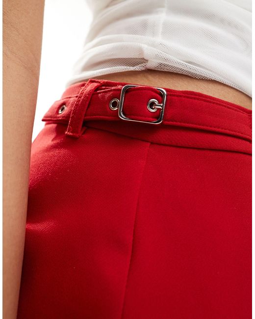 Pantaloncini rossi con fibbia laterale di Pull&Bear in Red
