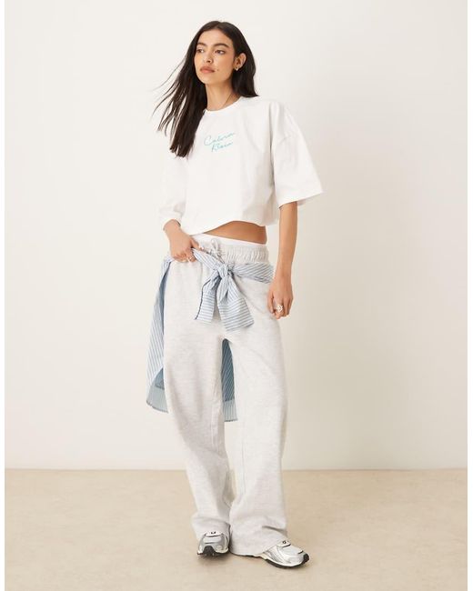Calvin Klein Gestreepte Crop Top Met Rechte Pasvorm En Logo in het White