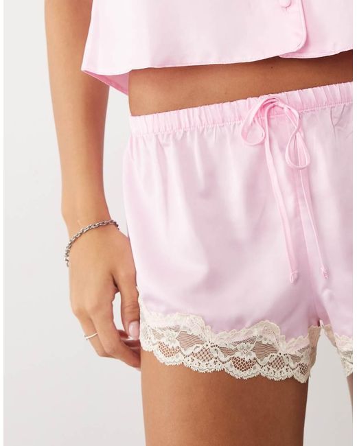Boux Avenue Amelia Satijnen Pyjamaset Met Korte Mouwen, Reverskraag En Kantafwerking in het Pink