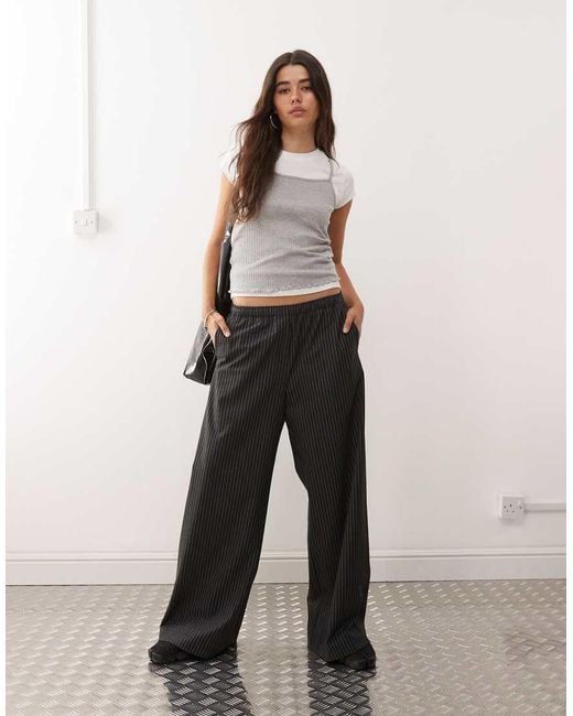 Pantalones Gris Oscuro De Pernera Ancha Con Raya Diplomática Y Cintura Elástica De Weekday de color White
