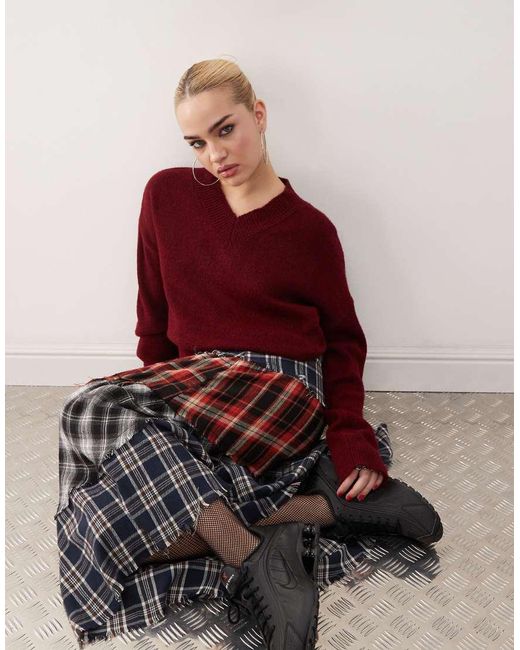 Maglione Bordeaux Con Scollo A V di Collusion in Red