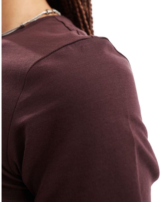 Exclusivité asos - - t-shirt coupe slim - marron foncé Weekday en coloris Purple