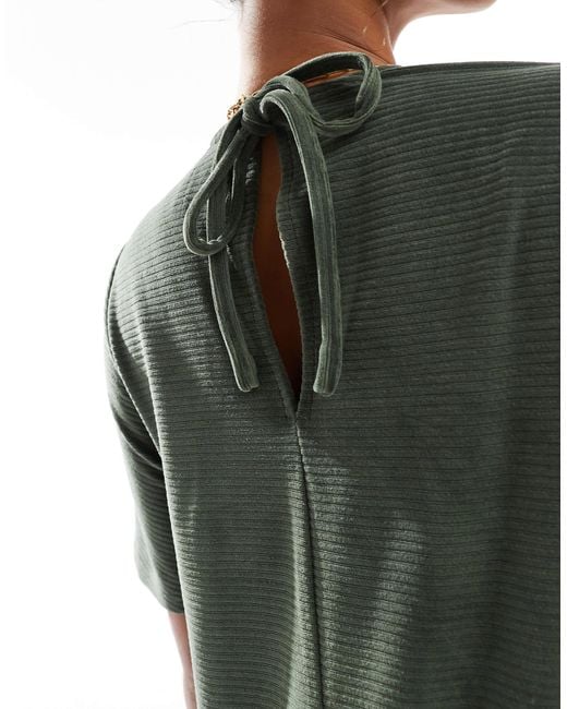 Robe mi-longue évasée en velours à larges côtes et nouée dans le dos ASOS en coloris Green