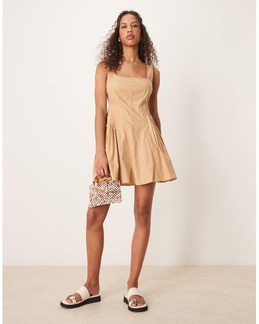 Robe courte plissée à la taille à encolure dégagée - taupe ASOS en coloris Natural