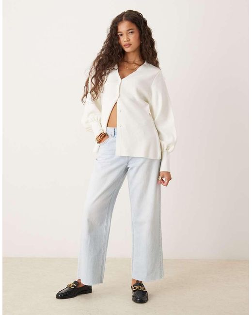 ASOS Gebreid Getailleerd Vest Met Structuur, V-Hals En Wijde Mouwen in het White