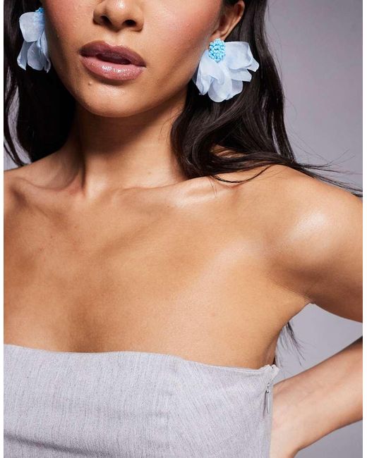 Orecchini A Bottone Blu Con Fiori Delicati di ASOS in Pink