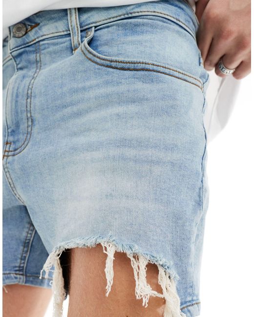 Pantaloncini di jeans skinny taglio corto lavaggio chiaro con strappi vistosi sull'orlo di ASOS in Blue da Uomo