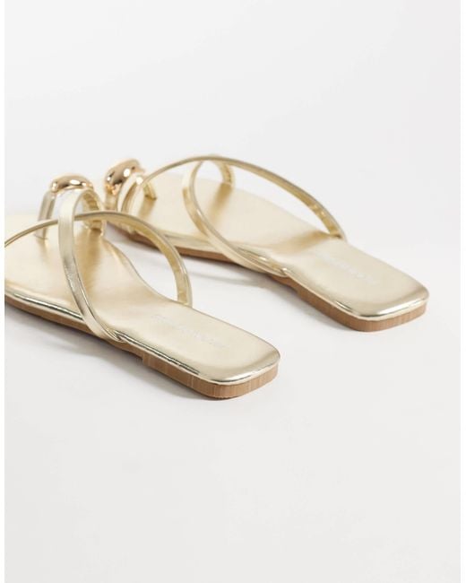 Glamorous White Flat Sandals With Toe Ring
