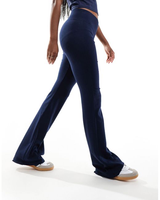 Pantaloni a zampa modellanti con fascia larga di Stradivarius in Blue