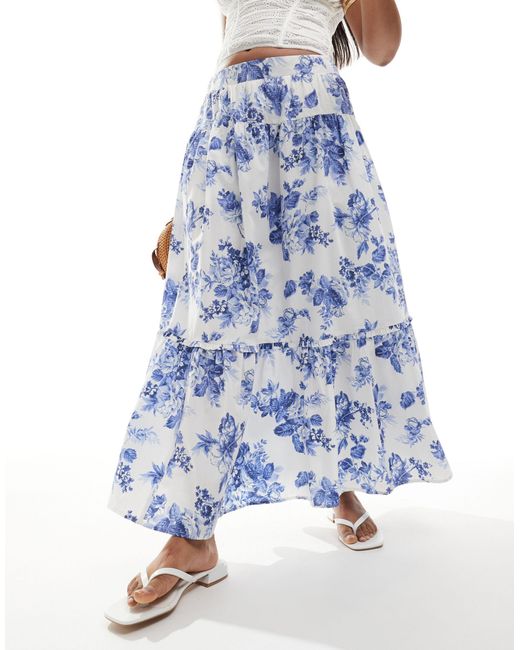 Falda larga blanca escalonada con estampado floral azul Abercrombie & Fitch de color Blue