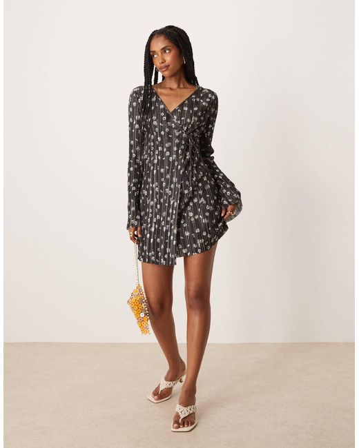 ASOS Natural – plissiertes minikleid mit gänseblümchenprint, langen flügelärmeln und wickeldesign vorne