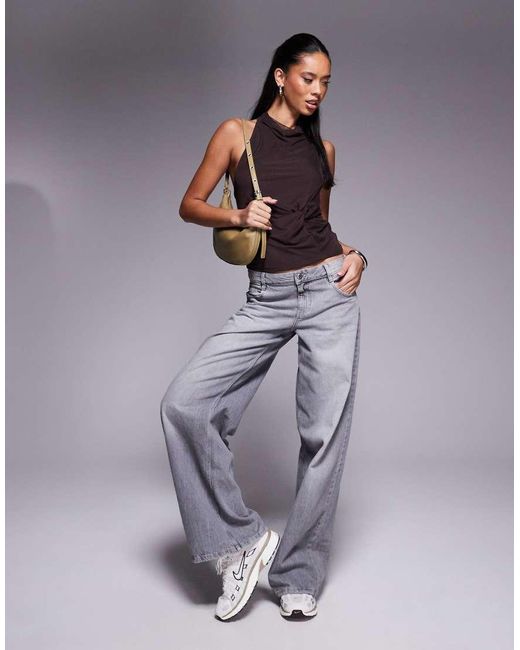Top Allacciato Al Collo di ASOS in Brown