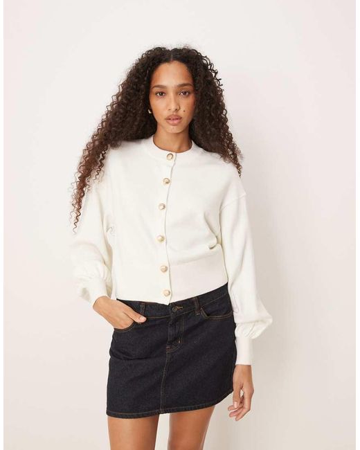 Cárdigan Estructurado De Punto Con Cuello Redondo Y Botones Dorados En Forma De Conchas De -Blanco ASOS de color White
