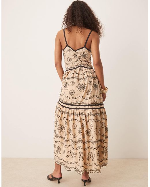 Robe longue à bretelles fines et liserés noirs avec découpe et broderies - taupe ASOS en coloris Natural