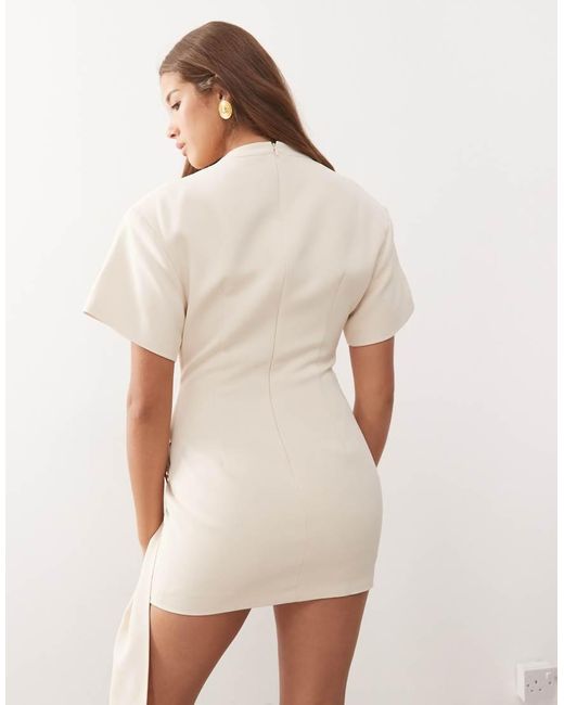 Vestido Corto Estructurado Con Cuello Alto Y Detalle Drapeado Con Adorno De Metal En La Cintura Martini De -Amarillo Lioness de color Natural