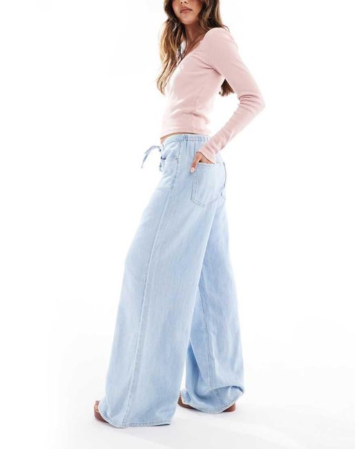 Jeans Fluidi A Fondo Ampio Medio di Stradivarius in Blue