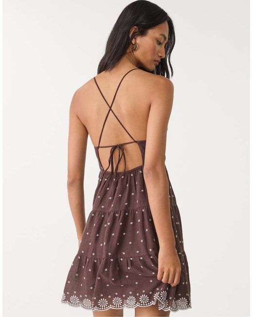 Vestito Corto Con Ricami di Stradivarius in Purple