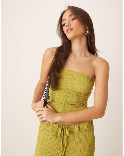 Top A Fascia Taglio Lungo Testurizzato Color Oliva di ASOS in Green