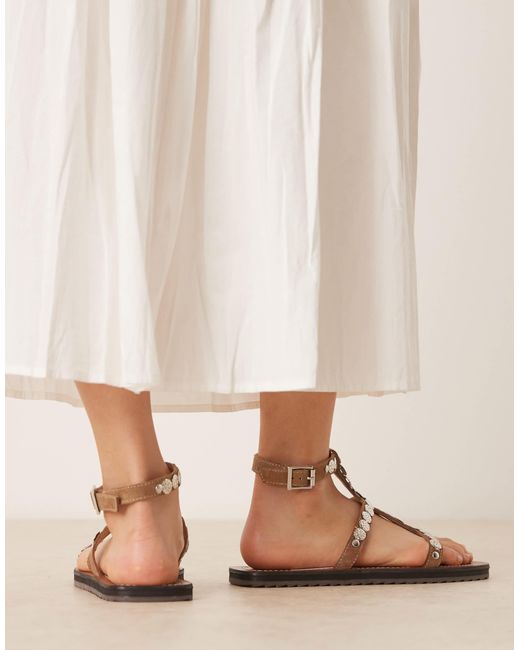 ASOS Natural – felix – flache sandalen aus hellem wildleder mit metallmünzenverzierung