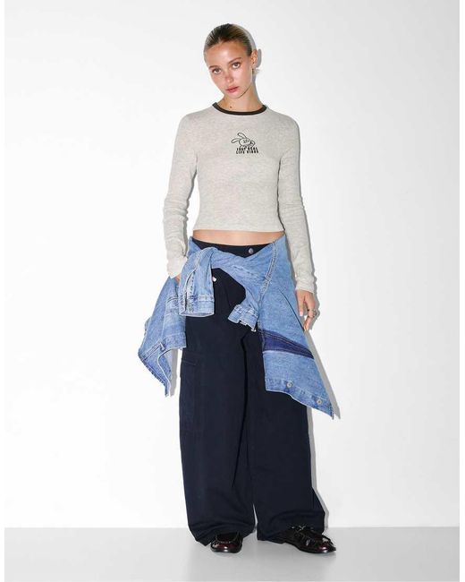 Pull&Bear Geribbeld T-Shirt Met Lange Mouwen En Grafische Konijnenprint in het White