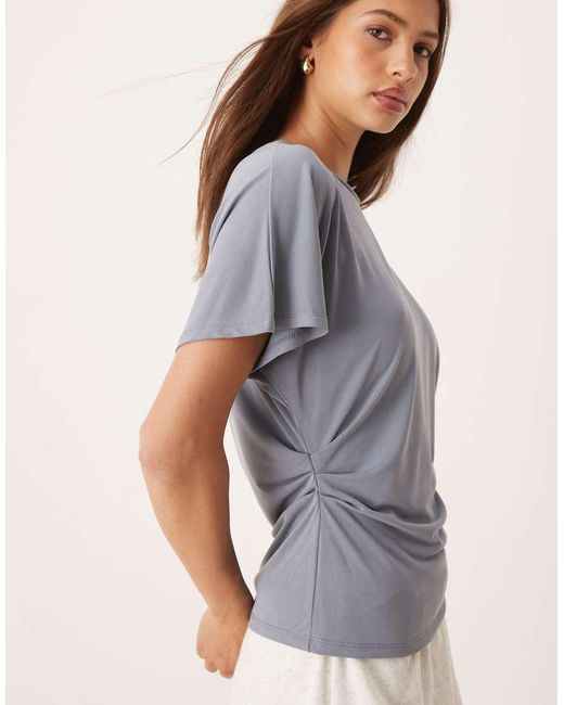 Camiseta Color Pizarra De Manga Corta Con Detalle Ceñido Lateral De Cupro De ASOS de color Gray