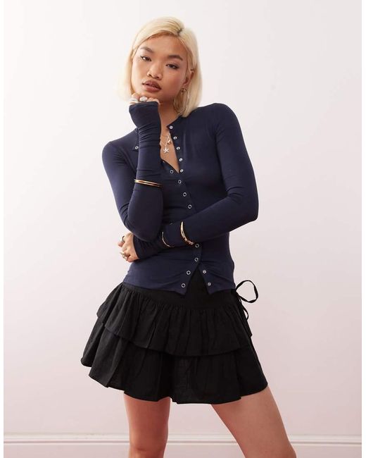 Top A Maniche Lunghe Slim Con Bottoni Sul Davanti di Weekday in Blue