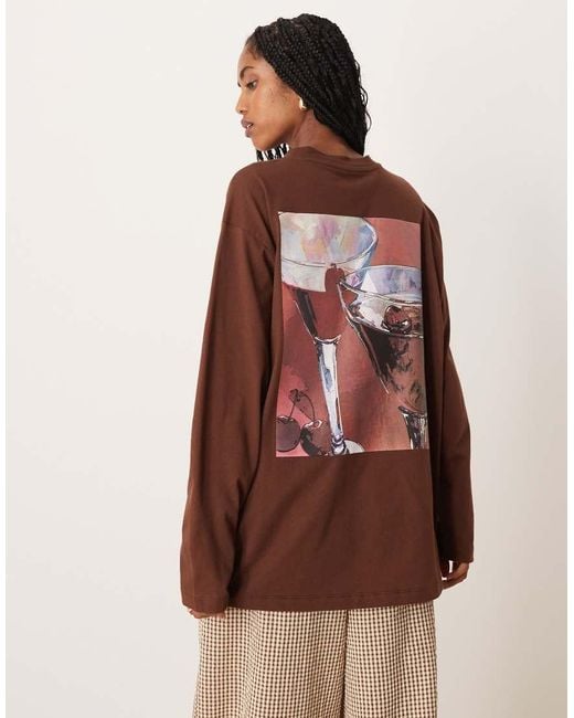 Camiseta Extragrande De Manga Larga Con Estampado Gráfico De Espresso Y Cerezas De ASOS de color Brown