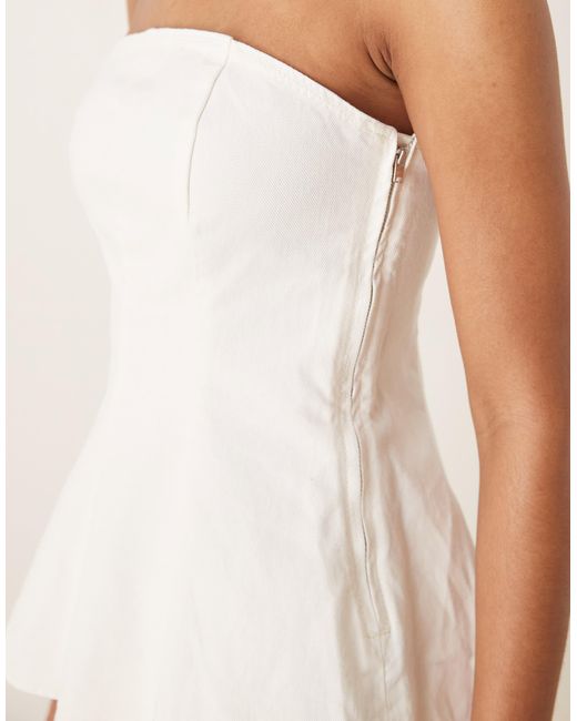 ASOS White – strukturiertes, trägerloses oberteil aus denim mit schößchen