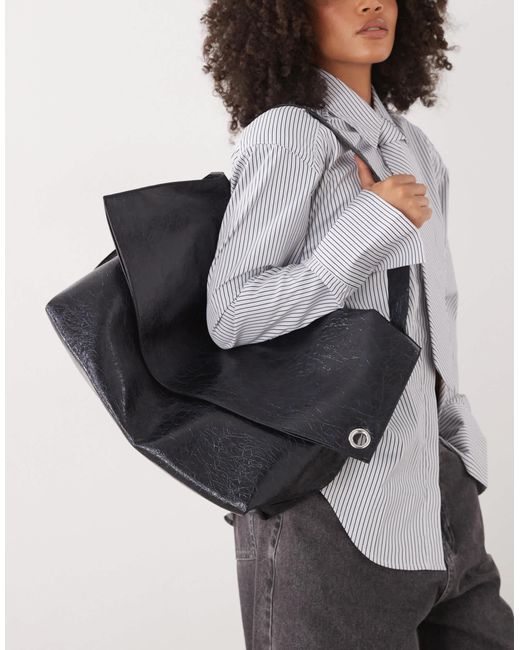 Weekday Gray – schultertasche aus rissigem kunstleder