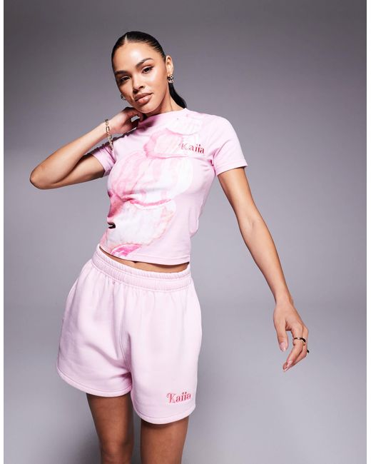 Short d'ensemble molletonné à logo brodé - pastel Kaiia en coloris Pink