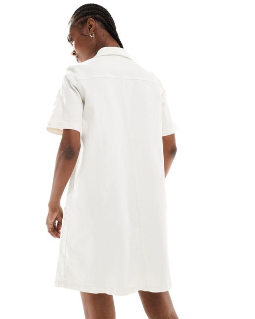 Robe chemise courte et boutonnée à col et manches courtes Monki en coloris White