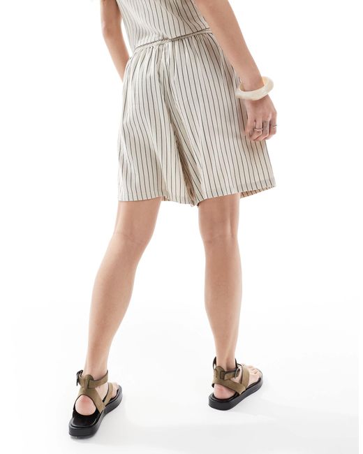 Short d'ensemble ajusté à rayures aspect lin - taupe Vero Moda en coloris White
