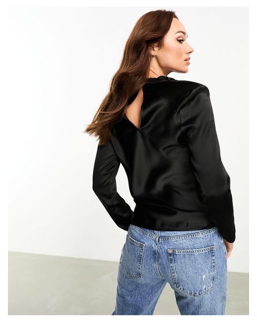 blusa negra con hombreras