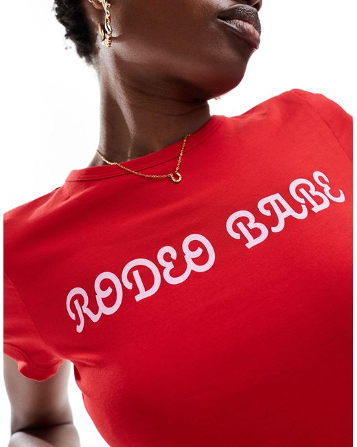 Camiseta roja con diseño encogido y estampado delantero "rodeo babe" Monki de color Red