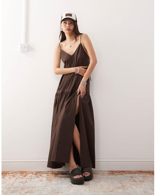 Robe longue et fluide à volants étagés avec dos échancré à détail noué - foncé Monki en coloris White