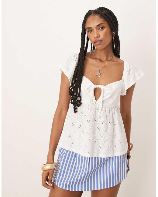 Top Allacciato Sul Davanti Con Volant di Gina Tricot in White